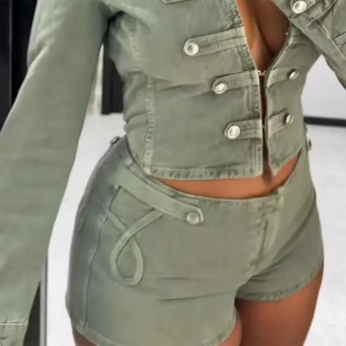 Ensemble deux pièces en jean vert olive : veste militaire courte et short taille basse – Collection 