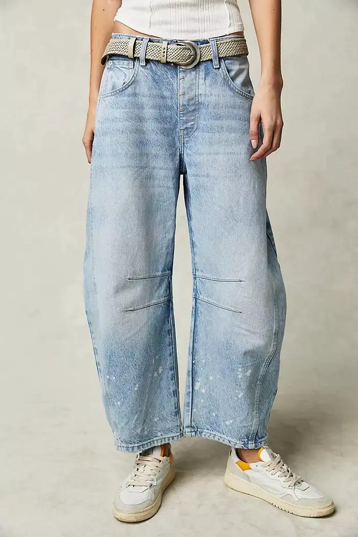 Jean en denim délavé coupe ample et jambe large taille basse pour femme – Tendance 2026 – Confort et