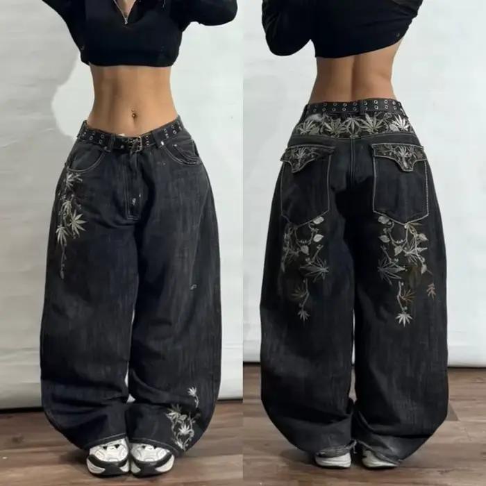 Jean déchiré bleu clair style streetwear américain vintage avec découpes, taille haute, jambe large,