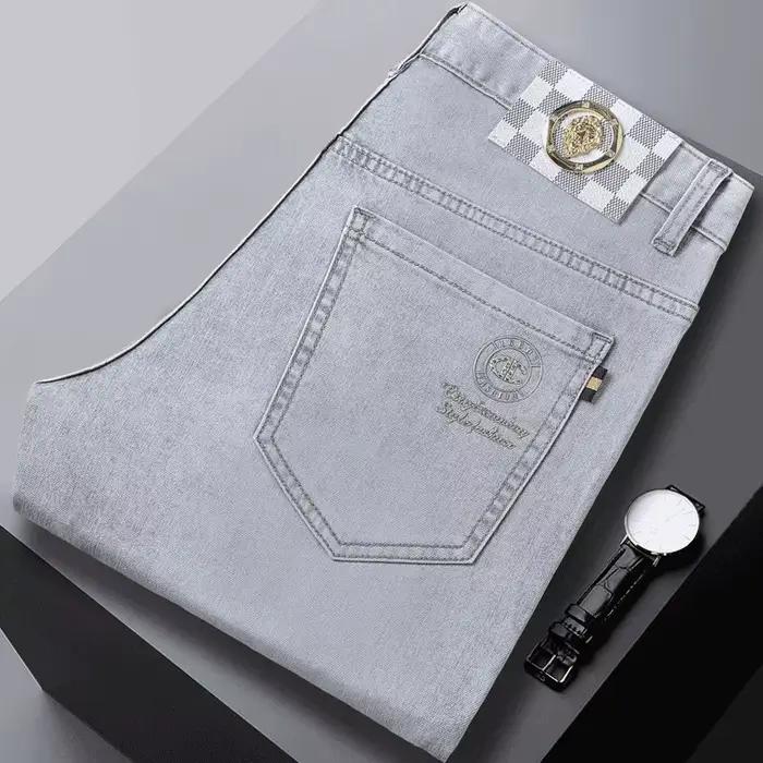 Jean slim taille haute coupe droite pour homme, style luxe léger, en denim gris clair, tendance, col
