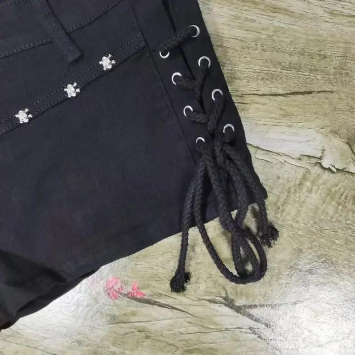 Short en jean noir Y2K taille basse avec lacets et perles pour femmes, style rétro, été 2026, confort et élégance