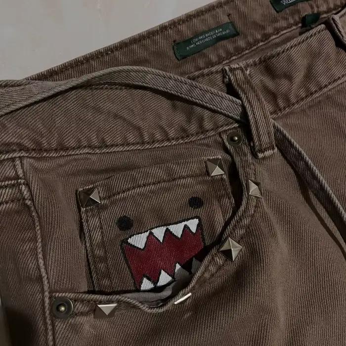 Jean long en denim taille haute Y2K tendance marron avec imprimé guitare Domo Kun