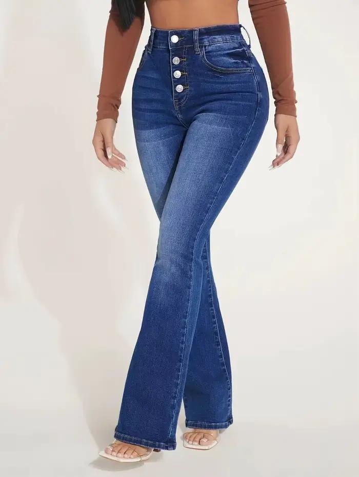 Jean évasé femme 2026 en denim stretch, coupe bootcut, taille haute, effet usé, poches boutonnées, pantalon streetwear pour femmes toutes saisons