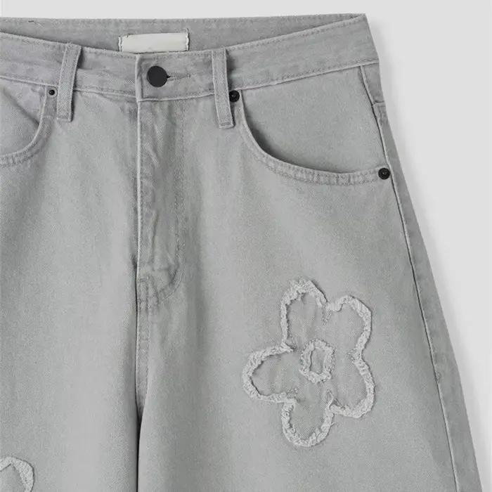 Jean vintage délavé brodé avec silhouette brodée