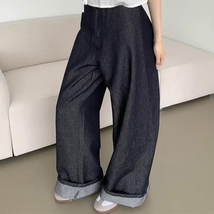 Pantalon denim taille haute pour femmes avec jambes larges, style décontracté, matériau adoucissant, fermeture bouton volant, disponible en noir et différentes tailles