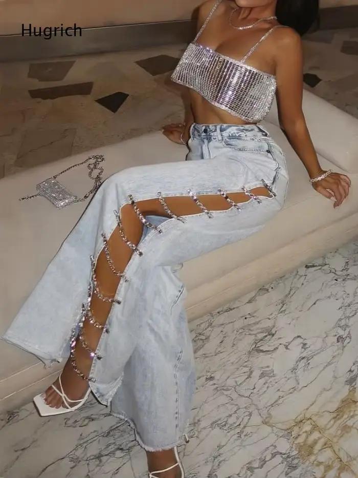 Jean taille haute à jambe large avec découpe latérale et détail chaîne