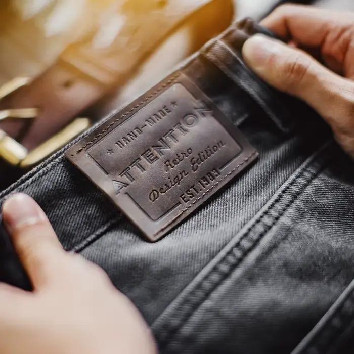 Pantalon Maden Vintage en denim gris délavé pour hommes, style vieux, ajustement régulier, idéal pour le printemps et l'automne, matériau principal coton 95.6%, polyester 3.7%, autres 0.7%, fourni avec zip YKK et poche frontale en cuir de vache huilée