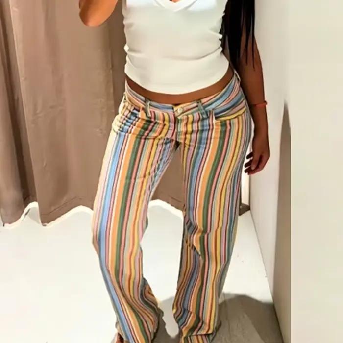 Pantalon en jean rayé arc-en-ciel pour femme, coupe droite décontractée, style streetwear tendance, collection printemps 2026, idéal pour différentes occasions et expression de la personnalité