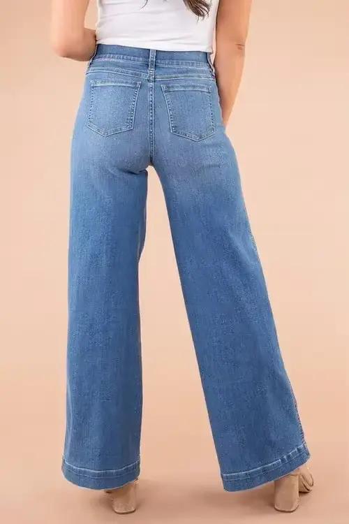 Jean à jambes larges sur le devant