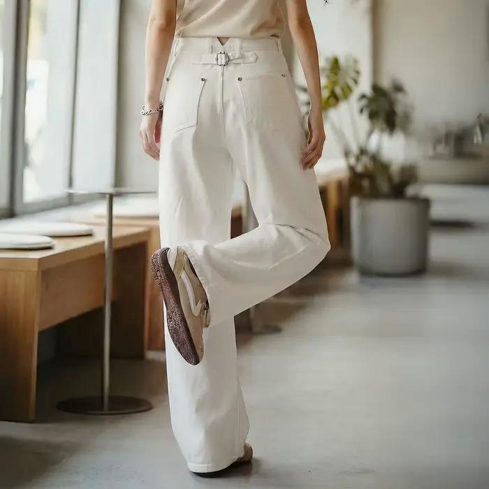 Pantalon décontracté en denim blanc MADEN pour femme, coupe droite et large, printemps et automne, coton 100%, tissage traditionnel, boutonnière parisienne, élégance décontractée