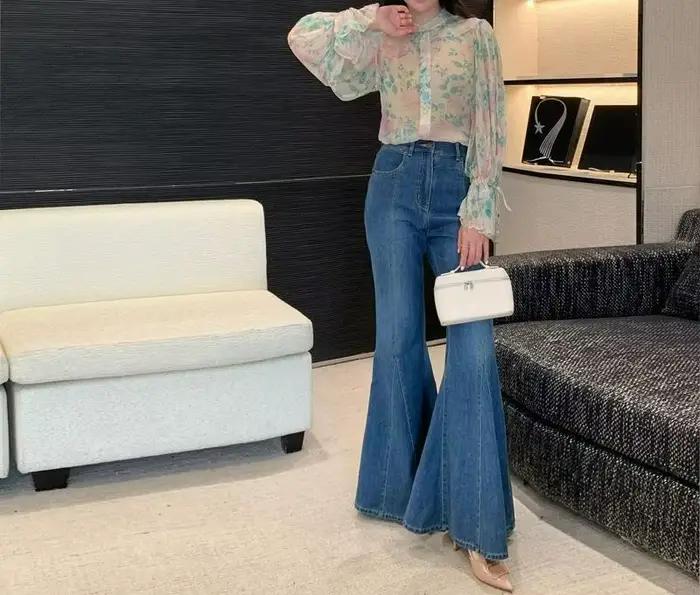 Jeans rétro bleu taille haute évasés et ajustés