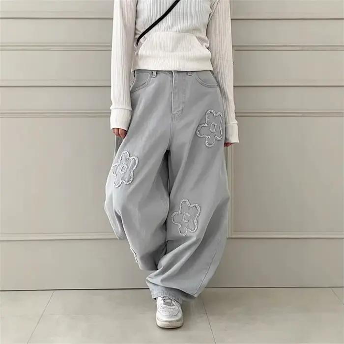 Jean vintage délavé brodé avec silhouette brodée