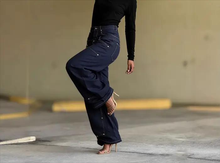 Nouveau jean décontracté tendance été 2026 avec double taille et empiècements cloutés