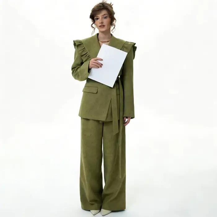 Ensemble Blazer à Volants Vert Olive et Pantalon Large PUAL pour Femme – Collection Automne Hiver 2025 – Tenue Deux Pièces Ceinturée Tendance