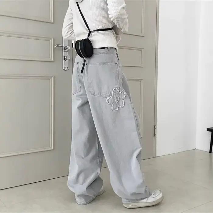Jean vintage délavé brodé avec silhouette brodée