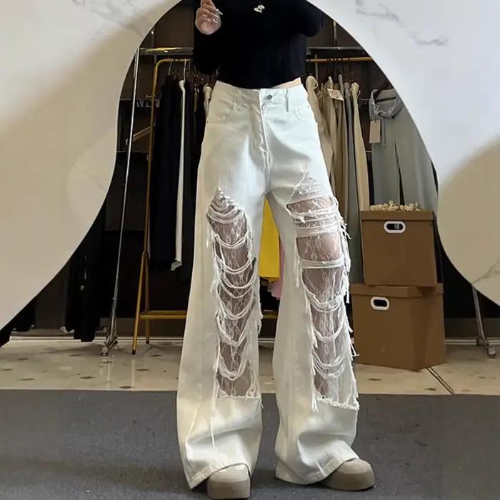 Jean large blanc déchiré pour femme avec empiècements en dentelle