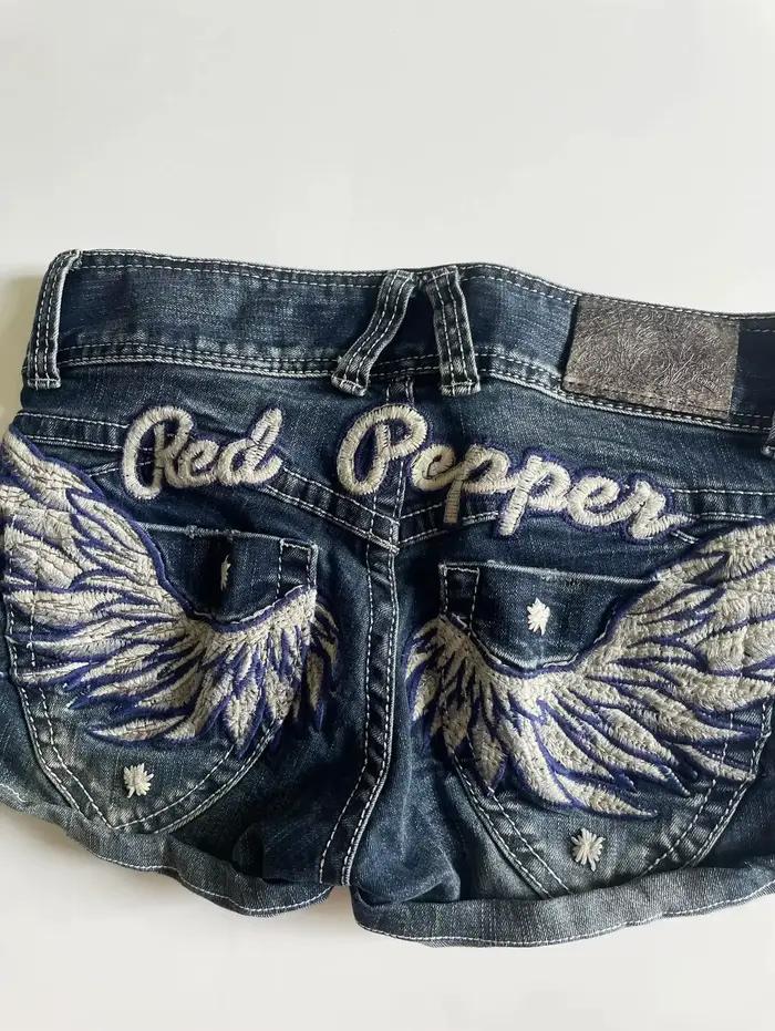 Jeans en denim bleu vintage avec broderie d'ailes d'ange