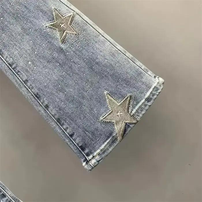 Nouveau jean en denim micro-déchiré brodé pentagramme pour femme, coupe slim, taille haute élastique, collection été 2026 pour occasions variées