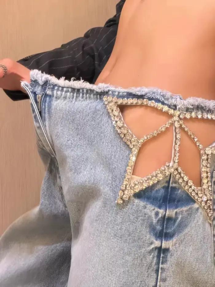 Jean large délavé bleu à taille basse et bords effilochés