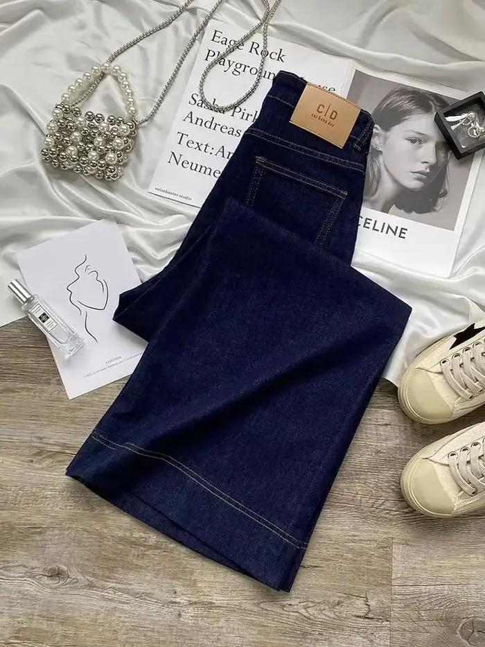 Jean droit bleu pour femmes