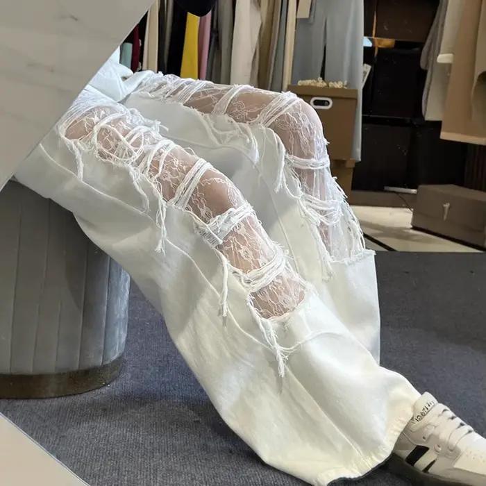 Jean large blanc déchiré pour femme avec empiècements en dentelle