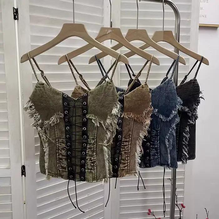 Débardeur court à lacets en denim vieilli vintage pour tenues superposées et bord brut