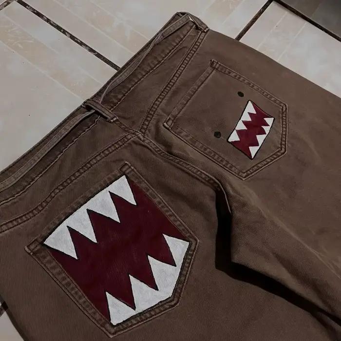Jean long en denim taille haute Y2K tendance marron avec imprimé guitare Domo Kun