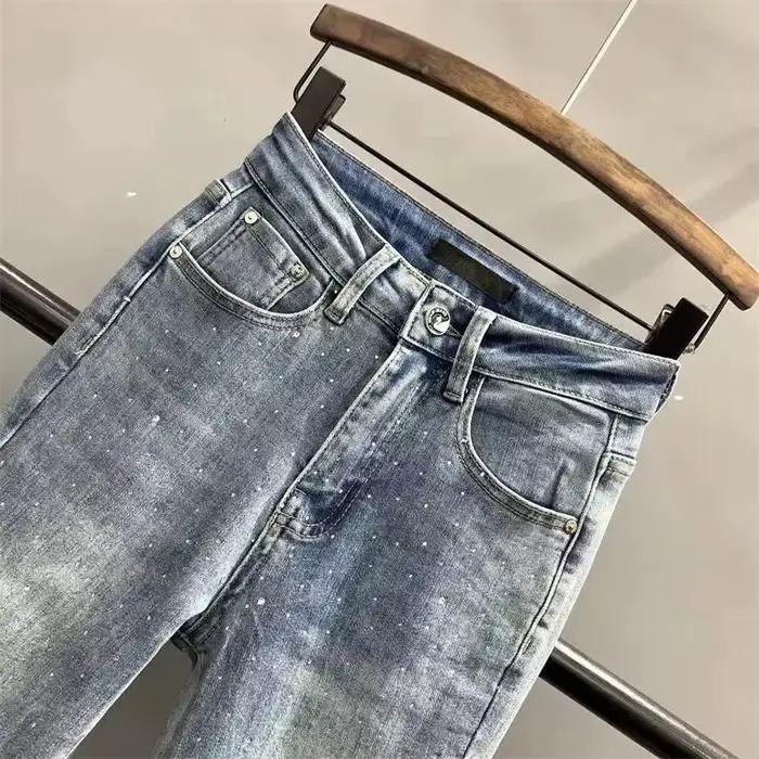 Nouveau jean en denim micro-déchiré brodé pentagramme pour femme, coupe slim, taille haute élastique, collection été 2026 pour occasions variées