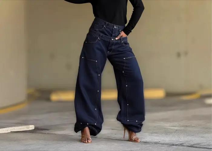 Nouveau jean décontracté tendance été 2026 avec double taille et empiècements cloutés