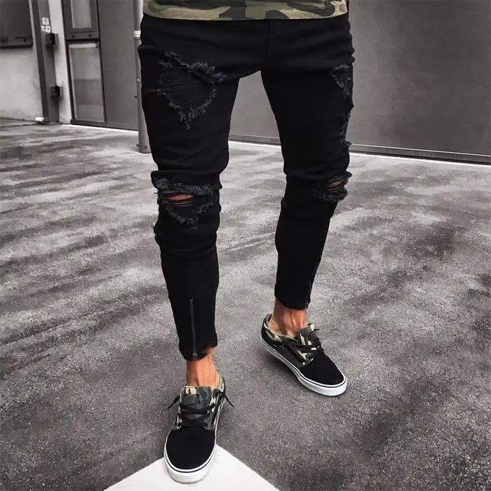 Jean skinny déchiré style street punk pour homme, en denim uni délavé vintage, avec trous déchirés,
