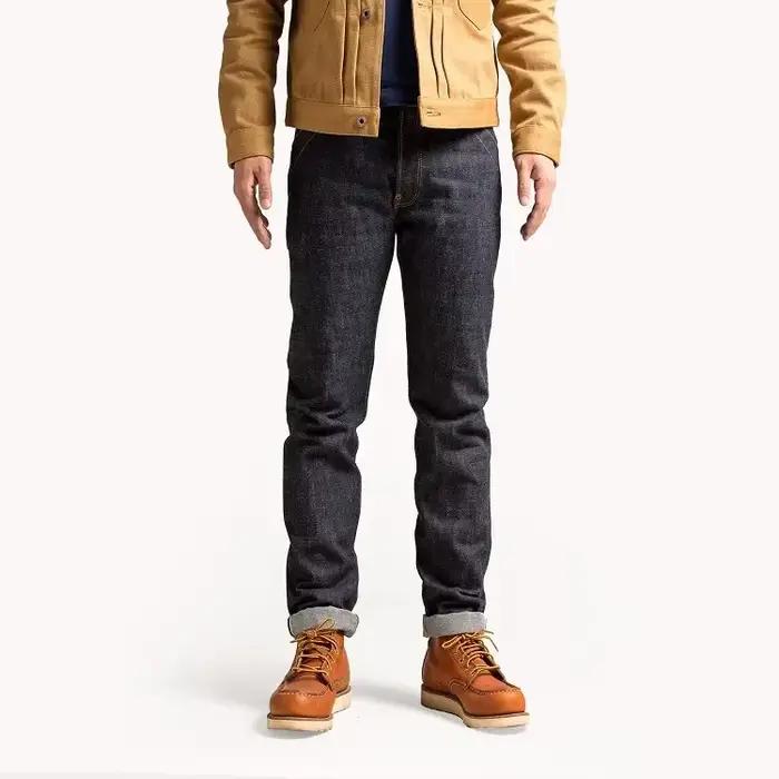 Jean rouge tornade forgeron avec boucle au dos, jambe droite en denim à lisière brute de 16,5 oz