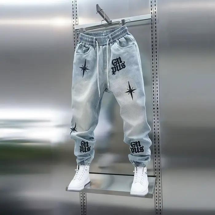 Jean en denim délavé brodé style streetwear américain, coupe ample, pantalon jogger harem, pantalon