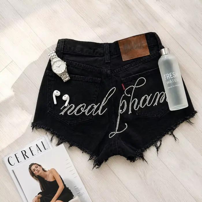Shorts en jean noir pour femme, taille haute, imprimé lettres en strass, ourlet effiloché, style Y2K