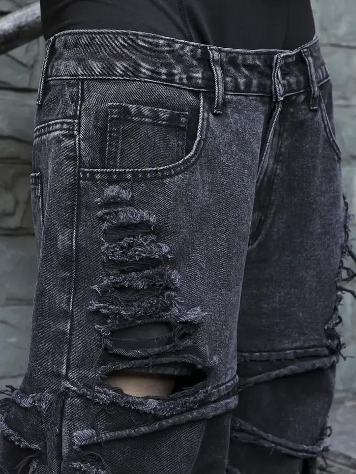 Jean noir pour hommes. Avec un design de (trous ébouriffés) et des pompons. Dans un style tendance de rue.