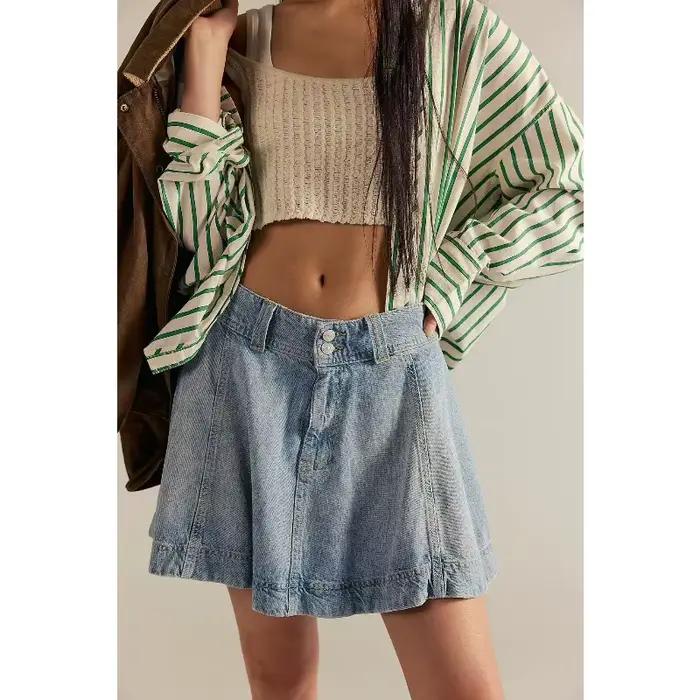 Jupe en jean tendance été 2026 taille haute et ajustée aux hanches