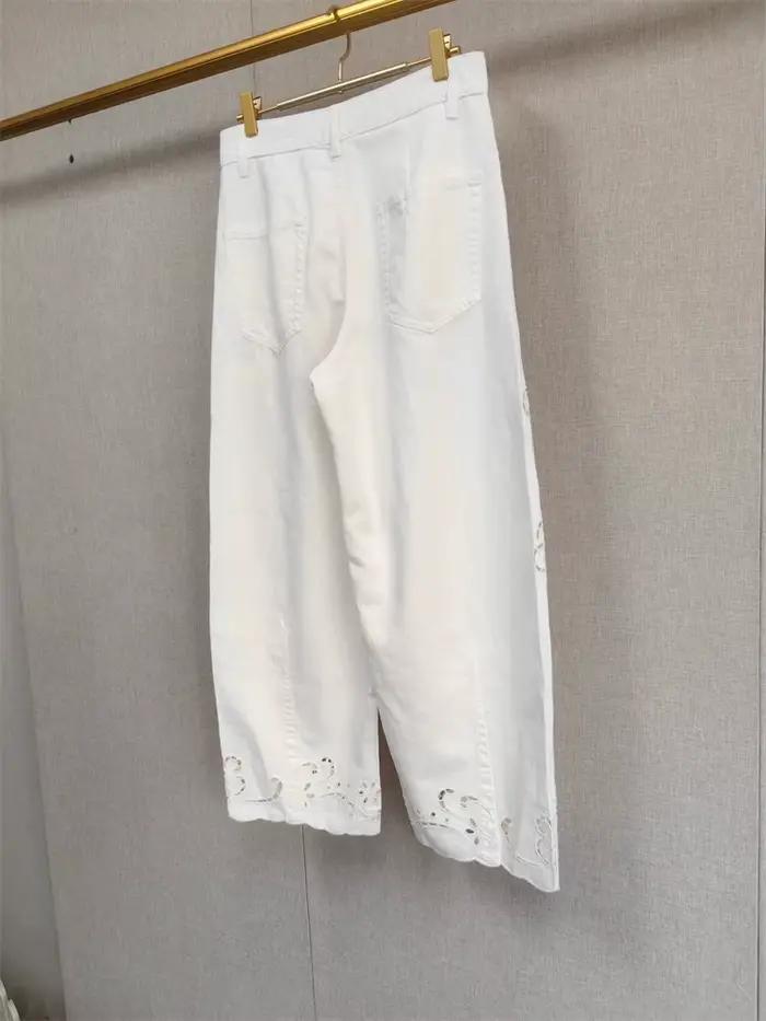 Jean court brodé ajouré pour femme, coupe décontractée et droite, en denim de coton et lin, idéal pour les sorties estivales et printanières