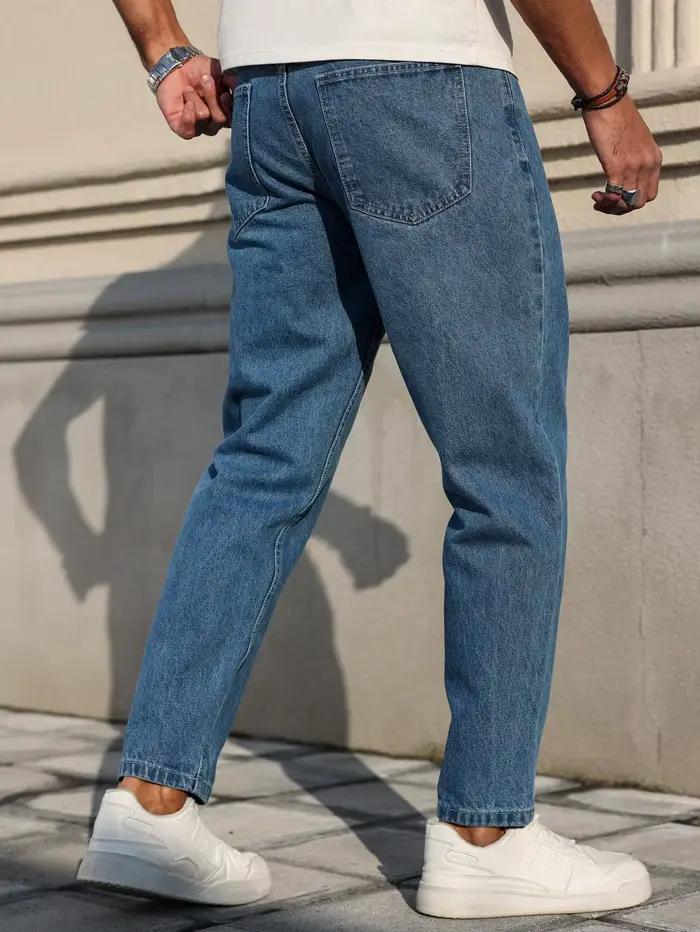 Les jeans pour hommes sont fabriqués en tissu denim bleu classique avec une coupe ample