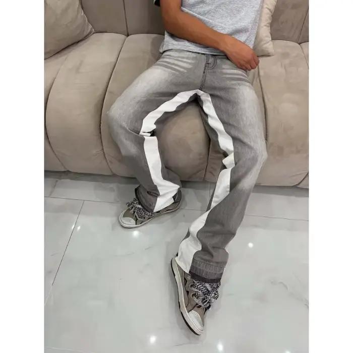 Jeans gris micro-évasés lavés avec surpiqûres