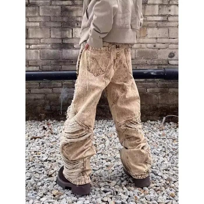 Jean en denim marron clair déchiré et plissé