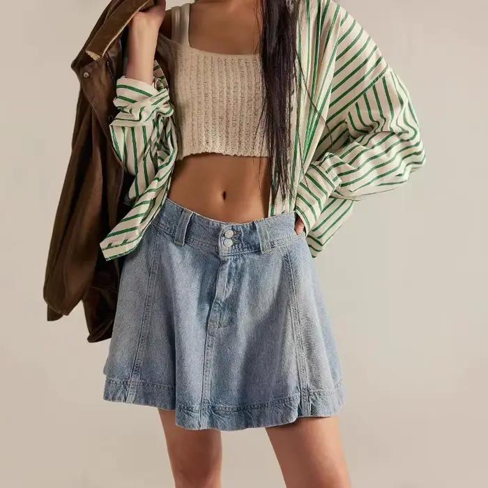 Jupe en jean tendance été 2026 taille haute et ajustée aux hanches