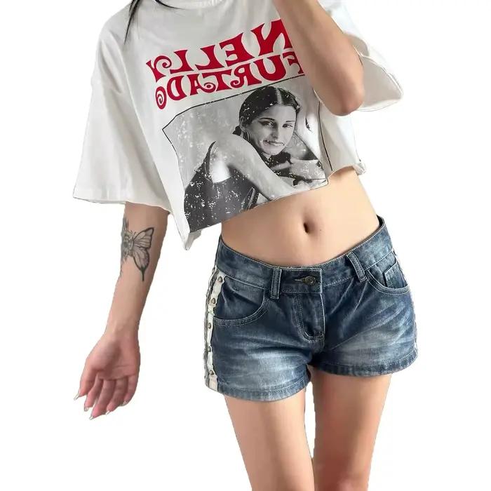 Shorts en jean taille basse brodés ailes d'ange et rivets style femme hot pants tendance Spicy Girl nouvelle collection été 2026