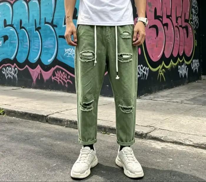 Jean vert déchiré à la cheville pour homme