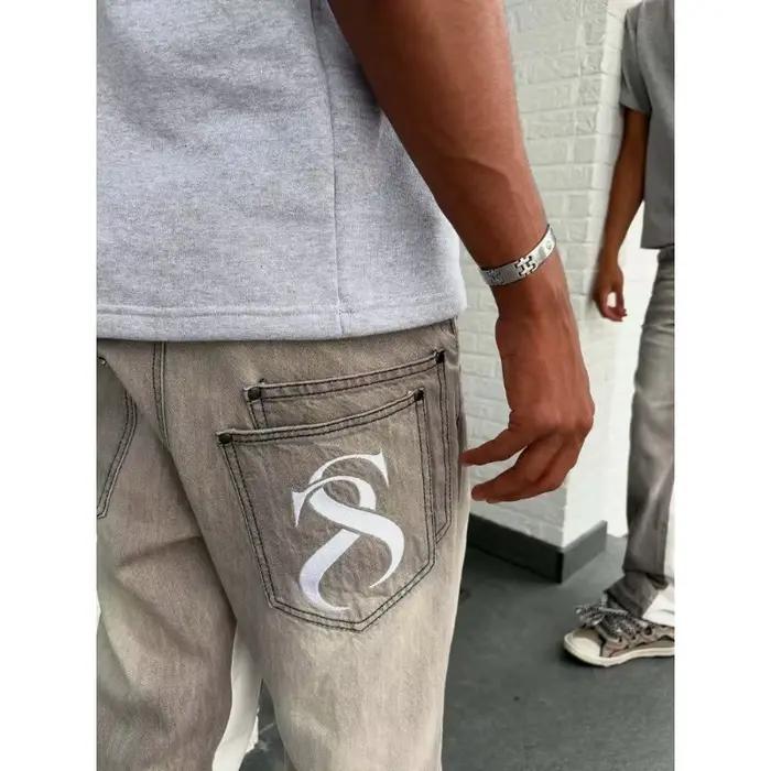 Jeans gris micro-évasés lavés avec surpiqûres