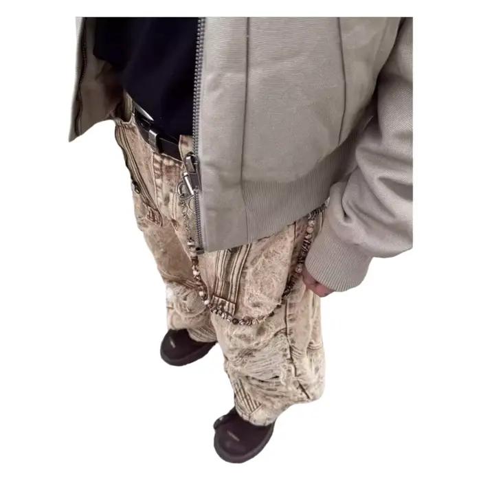 Jean en denim marron clair déchiré et plissé