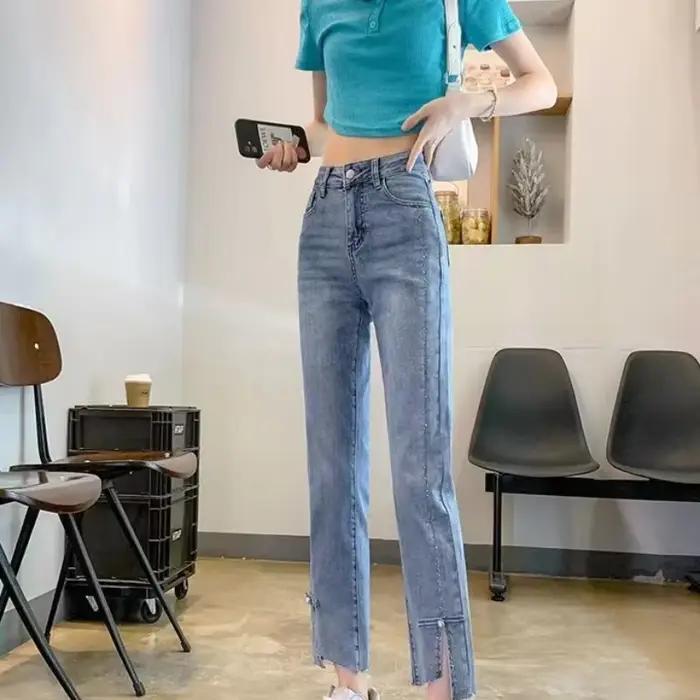 Jean court à jambe droite pour femme