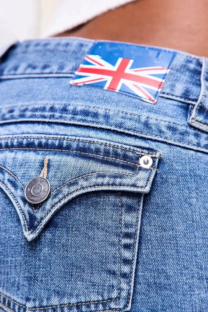 Shorts en jean délavé bleu Guz à taille basse avec étiquette en cuir de style britannique