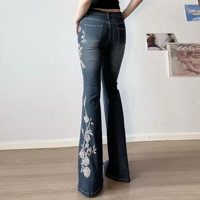 Jeans évasés brodés de roses pour femme