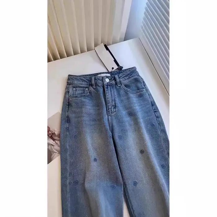 Pantalon en jean rétro brodé de roses en strass pour femme