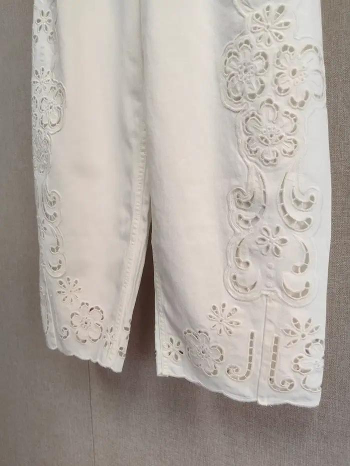 Jean court brodé ajouré pour femme, coupe décontractée et droite, en denim de coton et lin, idéal pour les sorties estivales et printanières