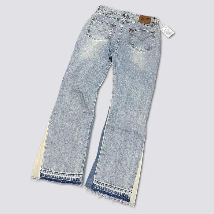 Jeans pattes d'éléphant en denim délavé et usé avec patchwork